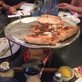 Strombolli's Pizzeria - Pizza Near Me - Page, Arizona