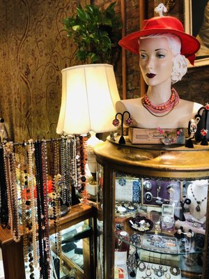 Pippin Vintage Jewelry by null