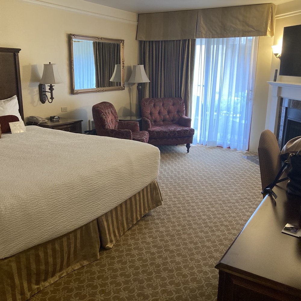 Victorian Inn - Single king bedroom - Hotels Near Me - Monterey, California Victorian Inn - Single king bedroom - Hotels Near Me - Monterey, California