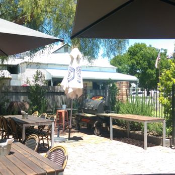 Henry's Bridge Hotel - Pubs Near Me - Echuca, VIC Henry's Bridge Hotel - Pubs Near Me - Echuca, VIC