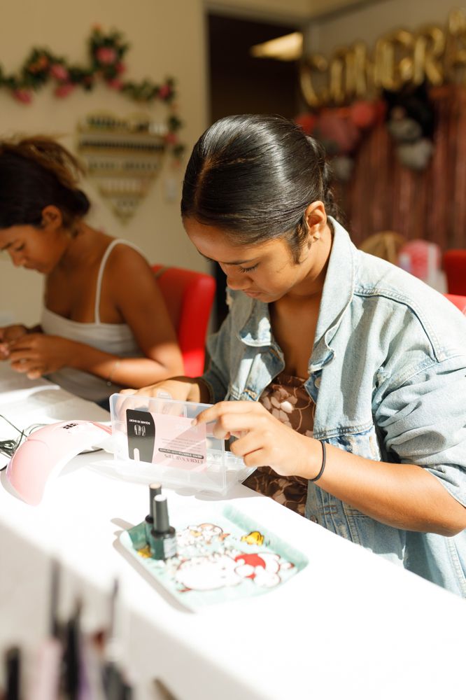 Bejewel Your Nails Logo