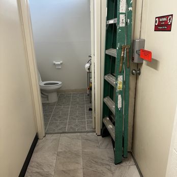 Kaeo Studios - Clean hidden bathroom - Karaoke Near Me - Waipahu, Hawaii