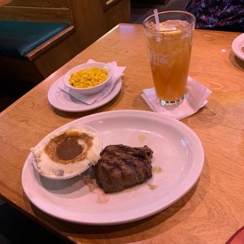 Texas Roadhouse - Lookin' good, small fillet and accoutrements! With a perfectly blended Arnold Palmer. - American Near Me - Kenosha, Wisconsin