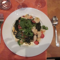 Osteria Montini - Pasta mit Jacobsmuscheln, frischer Rucola und frischen Tomaten! Yummie!
