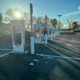 Garbage everywhere, no bathrooms Garbage everywhere, no bathrooms