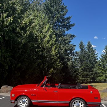 Blakeslee Vineyard Estate - Cool car in the lot - Wine Tasting Room Near Me - Sherwood, Oregon
