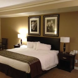 Best Canadian Motor Inns - Deluxe Room King Size Bed