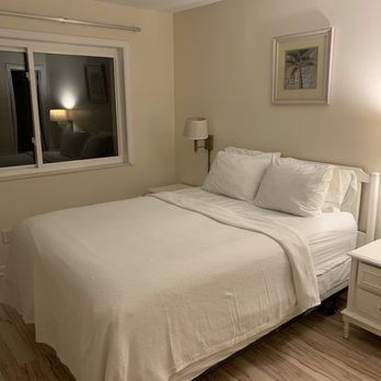 Tybrisa At the Beach - Master bedroom - Hotels Near Me - Tybee Island, Georgia Tybrisa At the Beach - Master bedroom - Hotels Near Me - Tybee Island, Georgia