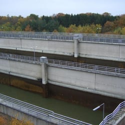 Schleuse Esterholz - Die teilentleerten Sparbecken (bei Füllung der Schleuse)