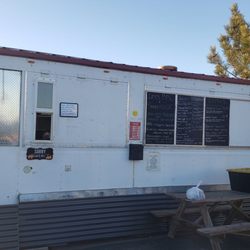 Les’s BBQ & Smokehouse - Les's Smokehouse BBQ trailer in grocery store parking lot.