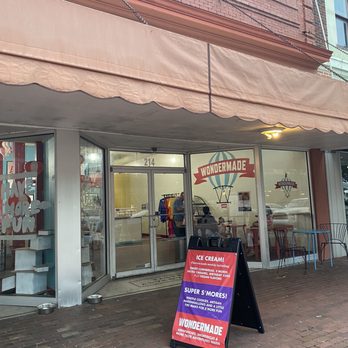 Wondermade - Outside looking in - Ice Cream & Frozen Yogurt Near Me - Sanford, Florida