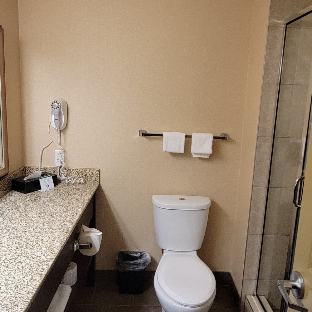 Bayview - Bath room large shower - Hotels Near Me - Courtenay, British Columbia