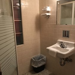 Marjo Motel - Stand up shower with hot water!