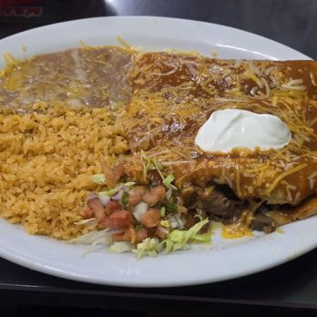 El Mariachi 2 - 3 choice combination plate with 2 shredded beef enchiladas, steak relleno, refried beans, Spanish rice and Mexican veggie salad. - Mexican Near Me - Aiea, Hawaii