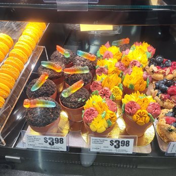 H-E-B - HEB Manvel Tx Bakery Department - Grocery Near Me - Manvel, Texas