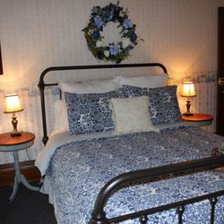 The Red Kettle Inn Bed and Breakfast - Our charming Queen bedroom