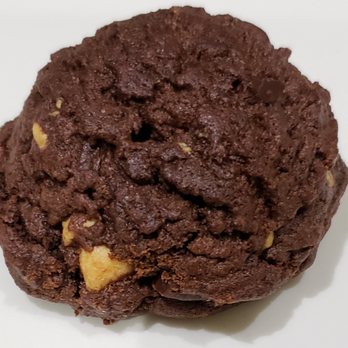 Torta Fina Bakeshoppe - Upper West Side Chocolate Peanut Butter Chunk Cookie - Bakeries Near Me - Babylon, New York