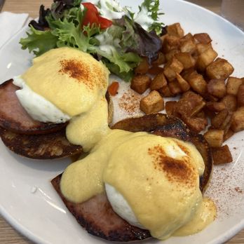 Aloha Kitchen - Eggs Benedict with county ham - Breakfast & Brunch Near Me - Honolulu, Hawaii