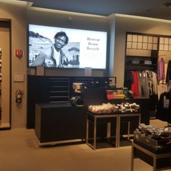 H&M - No one works here - I was literally the only person in the men's department