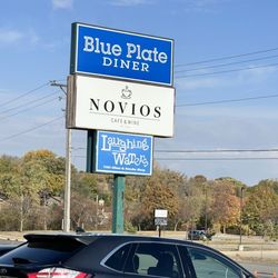Novios Cafe - Sign off the road
