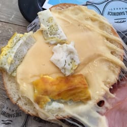 The Sandwich Market - Pedazos de huevo recalentado para hacernos creer q esta entero. Lastimoso