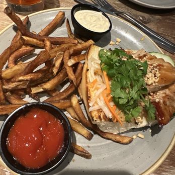Moku Kitchen - Banh Mi Fish sandwich - Cocktail Bars Near Me - Honolulu, Hawaii