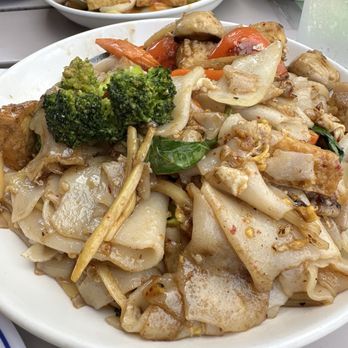 Kwanjai Thai Cuisine - Pad See Eew with Tofu - Thai Near Me - Seattle, Washington Kwanjai Thai Cuisine - Pad See Eew with Tofu - Thai Near Me - Seattle, Washington