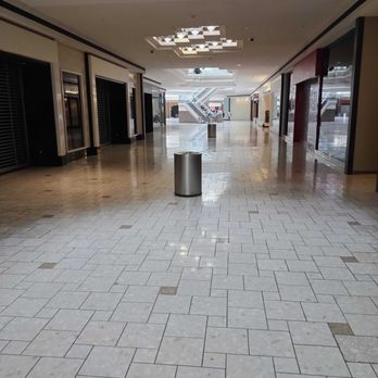 MacArthur Center - Open walkway. No crowds whatsoever. - Shopping Centers Near Me - Norfolk, Virginia