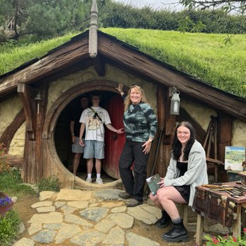 Hobbiton - Family photo - Tours Near Me - Matamata, WKO Hobbiton - Family photo - Tours Near Me - Matamata, WKO