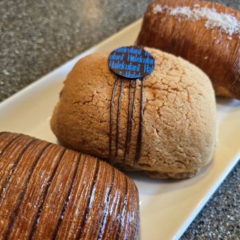 Halekulani Bakery - Pabana, salted caramel (wow), valrhona chocolate - Bakeries Near Me - Honolulu, Hawaii