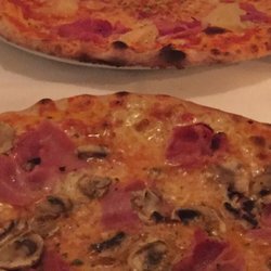 Restaurant Grenzstein - Pizza Prosciutto e Funghi und Pizza Hawai. Sehr nette Bedienung und viel Platz. Eine ruhigere Atmosphäre für angenehme Gespräche.