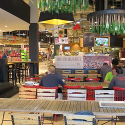 REWE Center - Reichlich Sitzplätze im Cafebereich, auch draussen