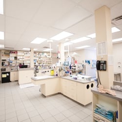 Veterinary Emergency and Referral Hospital - An open concept treatment area