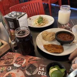 El Farolito - Salsa en molcajete y tostadas