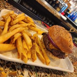 Cheeseburger with fries