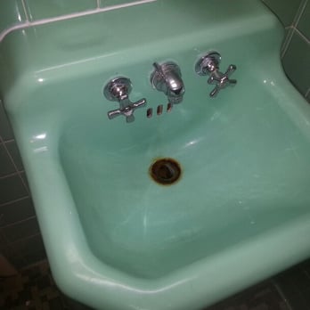 Monticello Motel - Rusty sink with a film. - Hotels Near Me - Framingham, Massachusetts