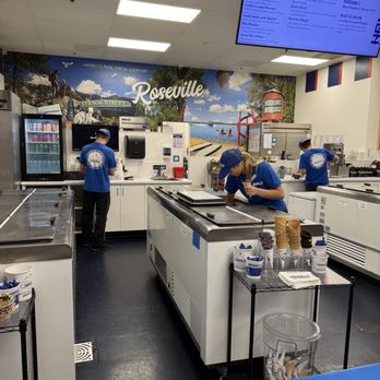 Handel's Ice Cream - Clean inside with young friendly workers. - Ice Cream & Frozen Yogurt Near Me - Roseville, California