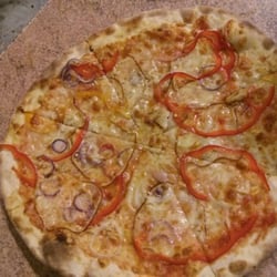Pizzeria Primavera Servizio A Domicilio - Pizza peperoni, cipolle e scamorza