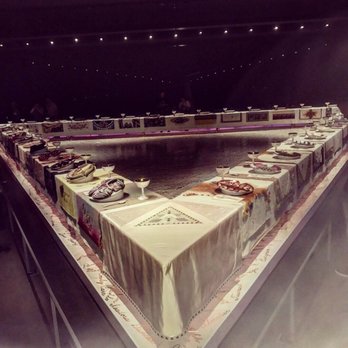 Brooklyn Museum - A room dedicated to plates designed around vaginas!!! - Art Museums Near Me - Brooklyn, New York