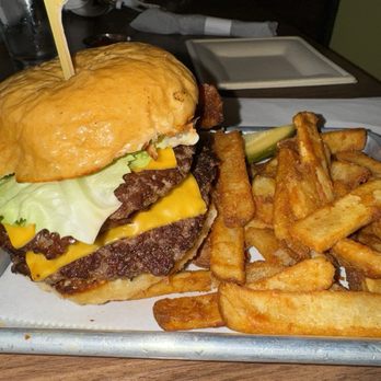 Parlay 6 Brewing - Smash burger - Brewpubs Near Me - Reno, Nevada
