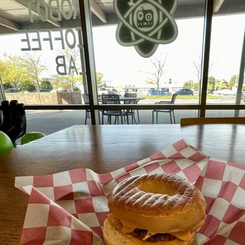Velvet Robot Coffee Lab - Breakfast bagel sandwich- recommend - Coffee & Tea Near Me - Rockford, Illinois