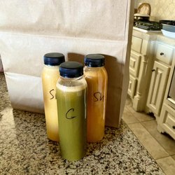 Mama Nature's Juice Bar - The Shredder Juice + green goddess
