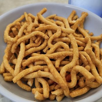 New Shanghai Restaurant - Complimentary bowl of crispy noodles that I like to dip in sweet and sour sauce. - Chinese Near Me - Lake Forest, California