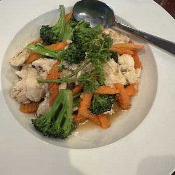 BANGKOK Thai & Sushi Restaurant - Broccoli and Carrots with Chicken - Sushi Bars Near Me - Algonquin, Illinois