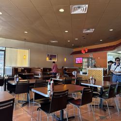 Pho Golden Noodle And Grill Restaurant - Dining area