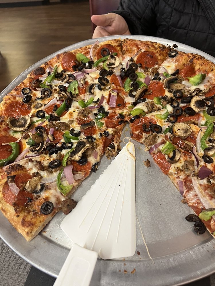 BORDER TOWN PIZZA 32 Reviews 738 Peace Portal Dr, Blaine