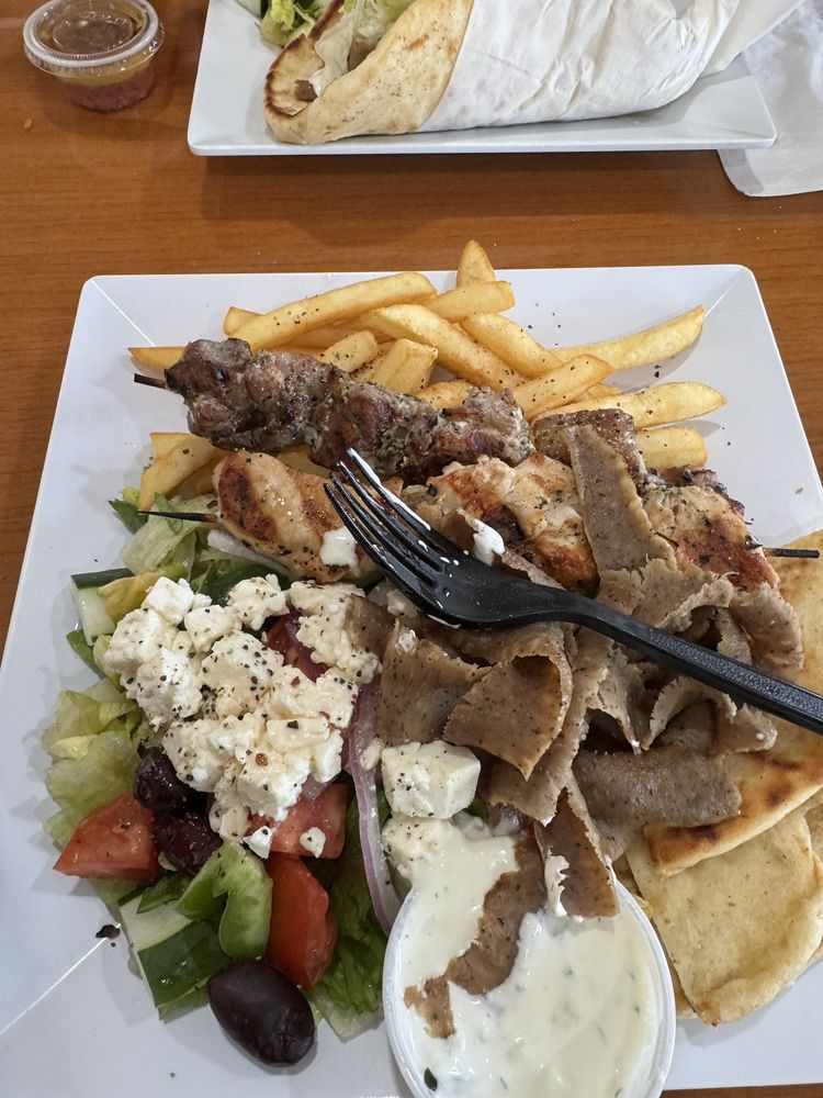 Gyros & Greens Logo