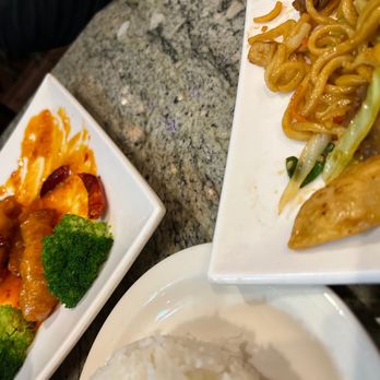 La Mint - Vietnamese Kitchen - General chicken and combination chowmein - Vietnamese Near Me - Reno, Nevada La Mint - Vietnamese Kitchen - General chicken and combination chowmein - Vietnamese Near Me - Reno, Nevada