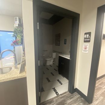 South Jordan Chiropractic - Bathroom - Chiropractors Near Me - South Jordan, Utah South Jordan Chiropractic - Bathroom - Chiropractors Near Me - South Jordan, Utah