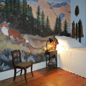Pebble Hall Country Lodging - Hunting Fox room has a twin bed, a beautiful painted mural of mountains and trees, and the morning sun. - Guest Houses Near Me - Weyers Cave, Virginia Pebble Hall Country Lodging - Hunting Fox room has a twin bed, a beautiful painted mural of mountains and trees, and the morning sun. - Guest Houses Near Me - Weyers Cave, Virginia